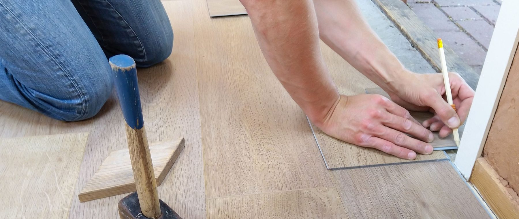 Artisan au travail sur un chantier de renovation
