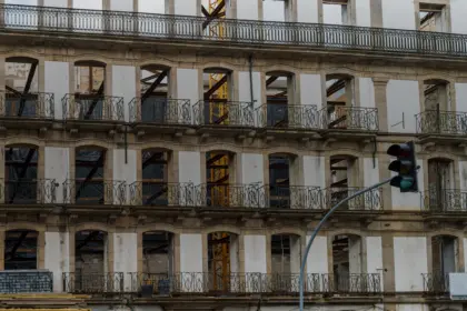 Façade d&rsquo;immeuble ancien vidé et étayé en attente de réhabilitation