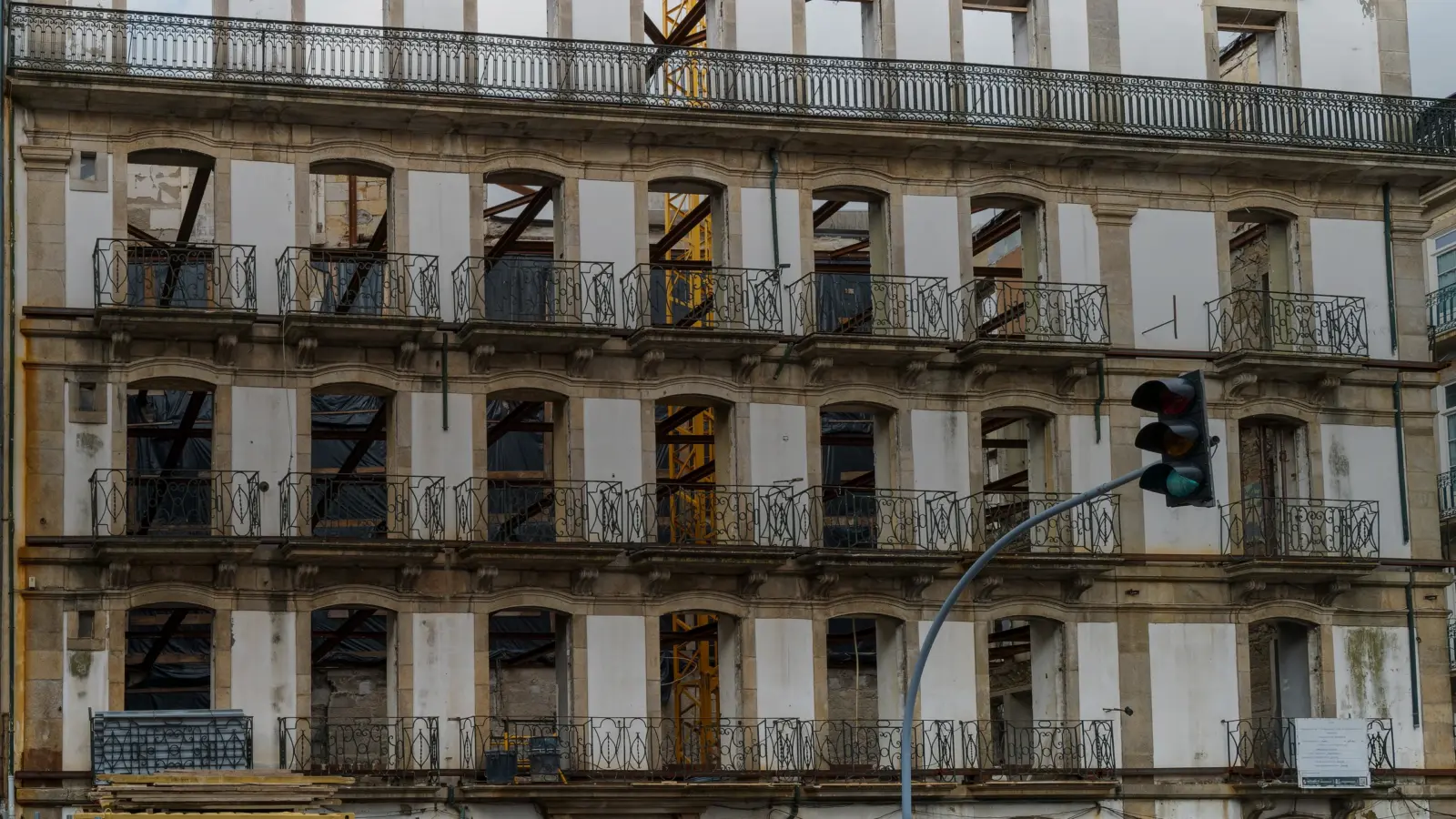 Façade d&rsquo;immeuble ancien vidé et étayé en attente de réhabilitation