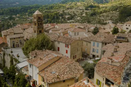 Toits de tuiles canal d'un village provençal