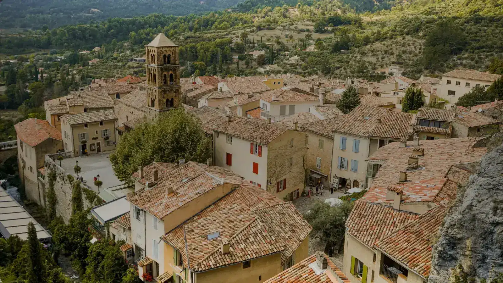 Toits de tuiles canal d'un village provençal