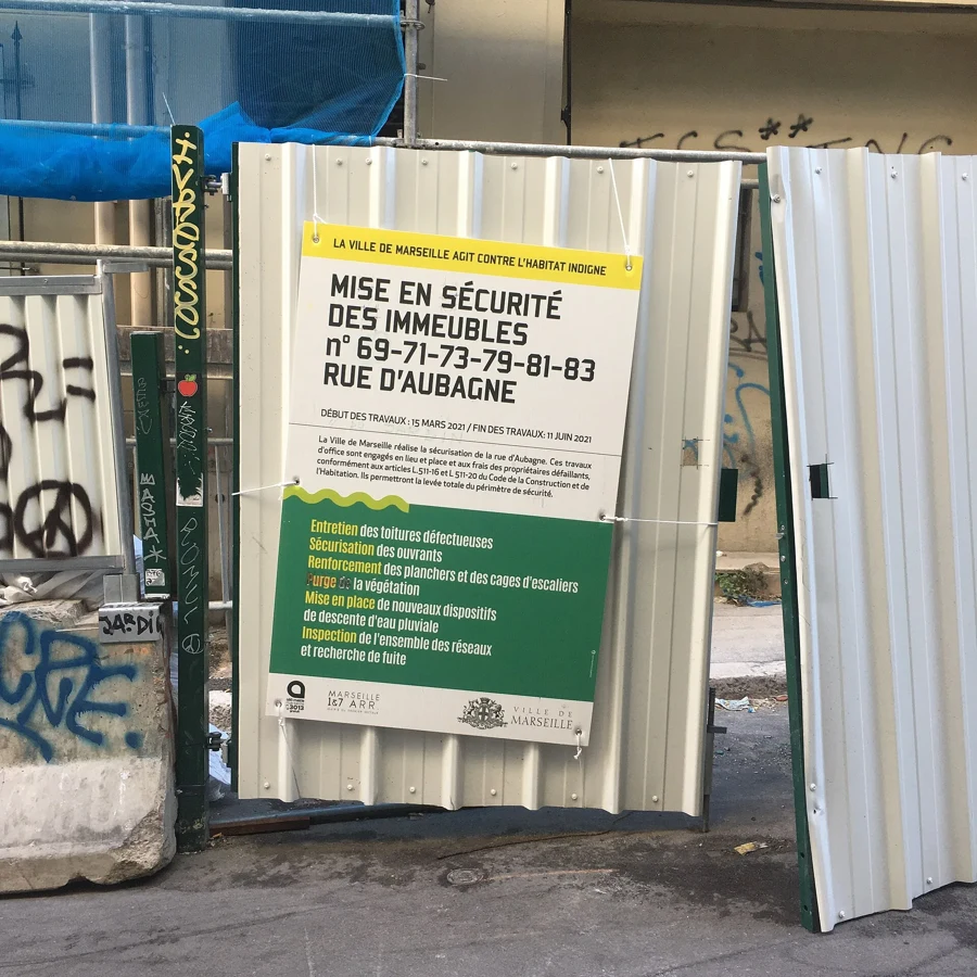 Panneau de mise en sécurité des immeubles de la rue d'Aubagne à Marseille avec la liste des travaux