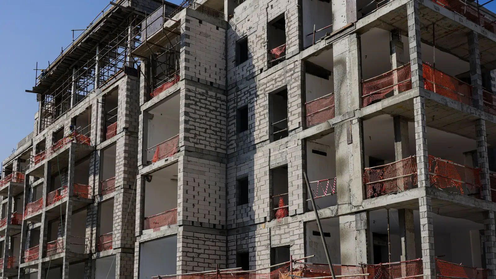 Immeuble en cours de construction, structure béton et échafaudages