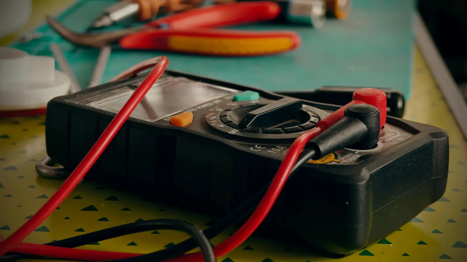 Électricien travaillant sur un tableau électrique